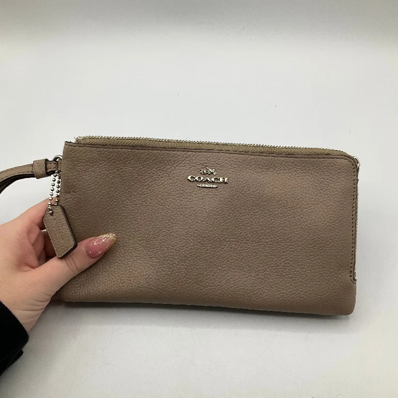 Coach bags with a front - flap pocket and a turnlock for a classic aestheticWristlet Designer By Coach, Size: Small